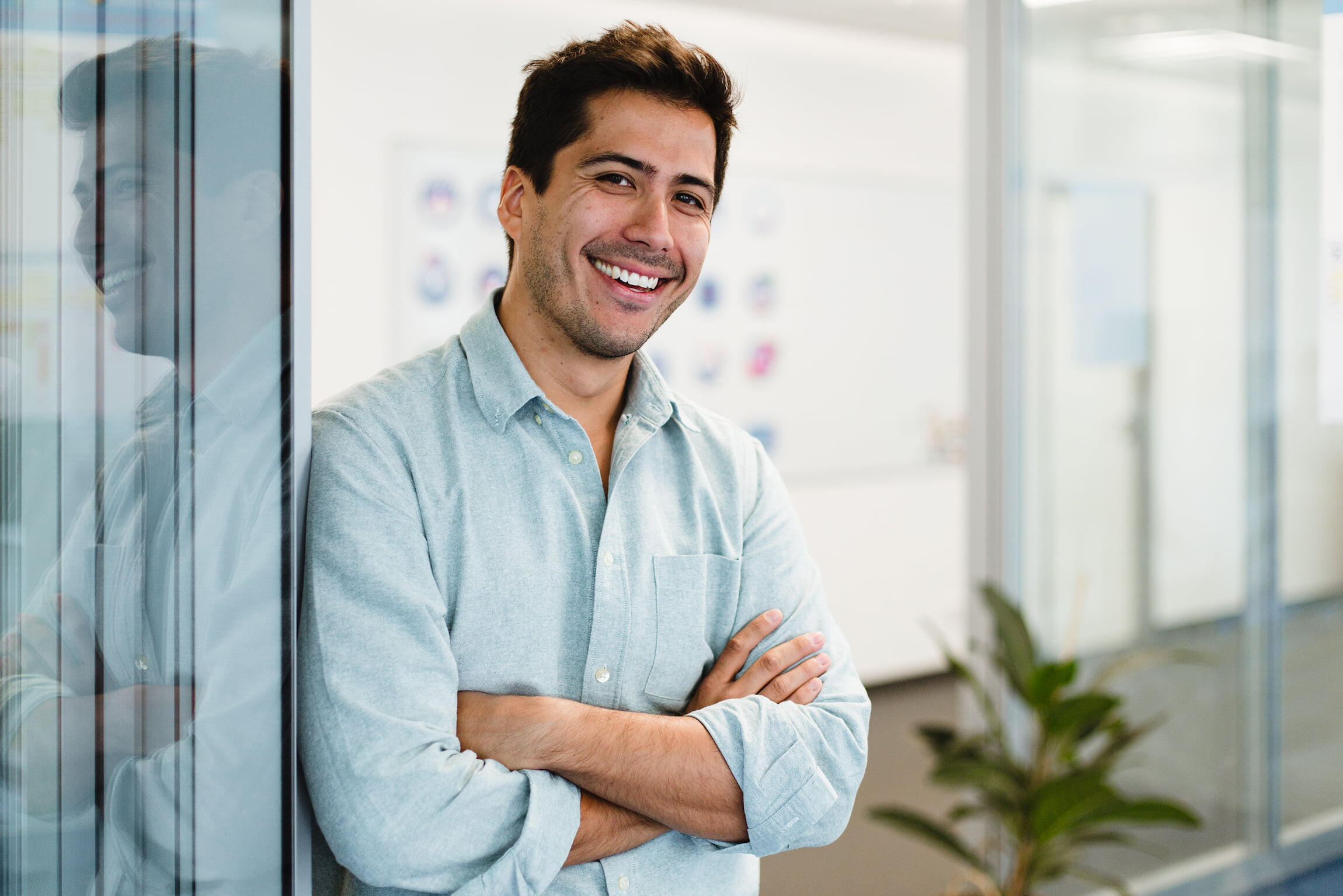 Leonel Bustamante, Paris Bar attorney helping expats, founders, and families with French visas.